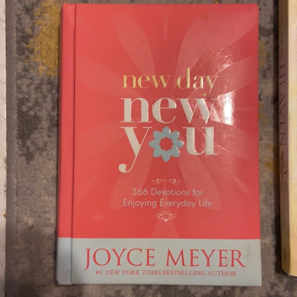 4 Book Bundle!!📚💖 - Picture 2 of 7